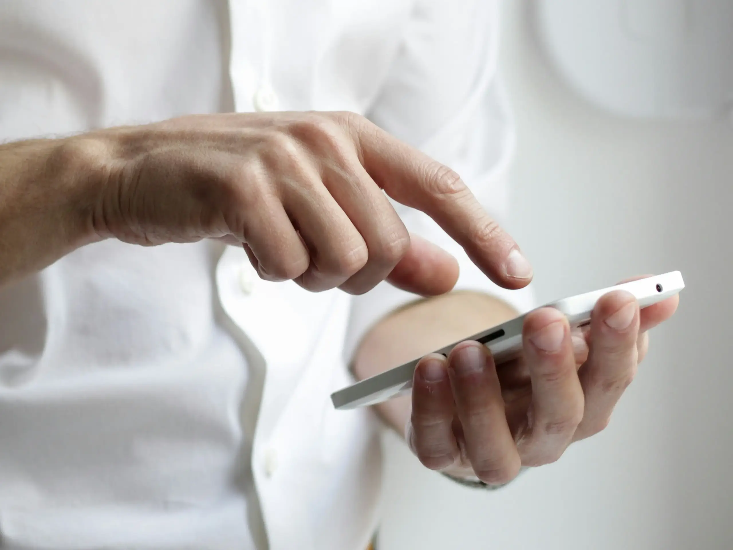 Eine Person tippt mit seinem Finger auf einem Smartphone